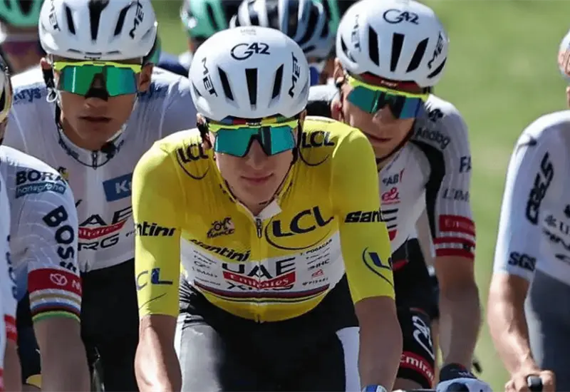 Isaac del Toro lucha por el maillot blanco en el Tour de Francia
